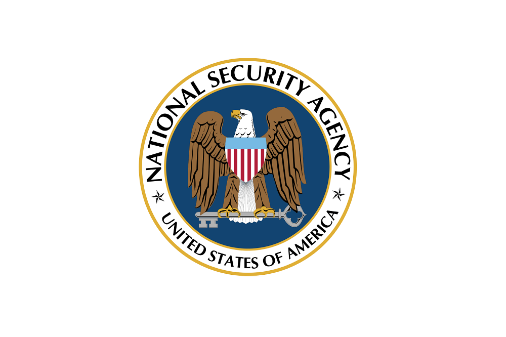 Pieczęć NSA: bielik amerykański z tarczą w barwach USA na piersi, trzymający w szponach klucz, otoczony napisem National Security Agency United States of America.