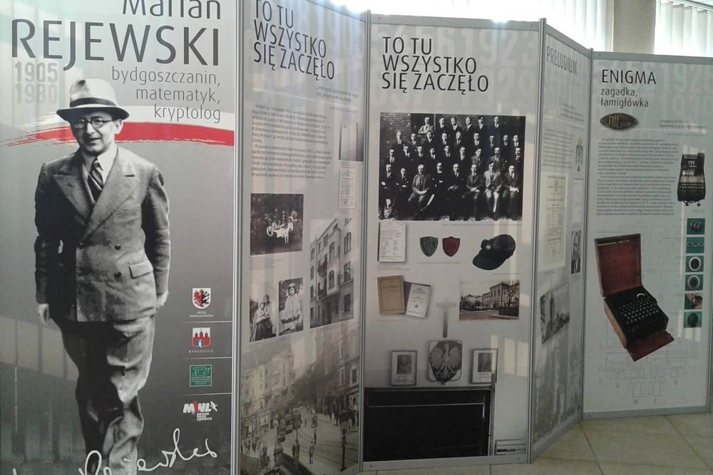 Wystawa posterowa z postacią Mariana Rejewskiego na pierwszym plakacie.