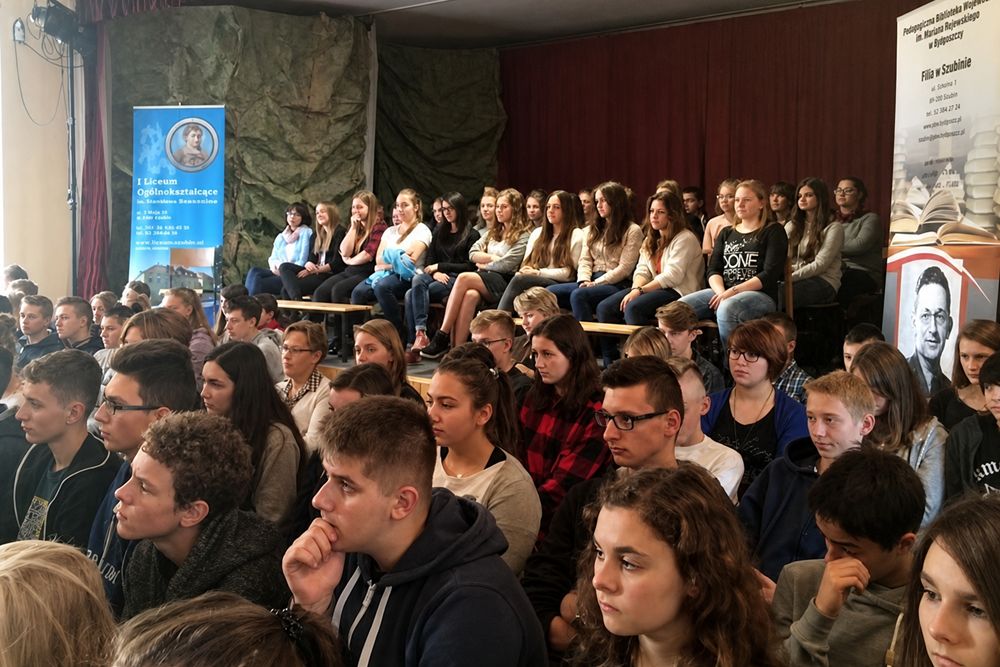 Młodzież w auli. Po bokach banery Liceum i Biblioteki.