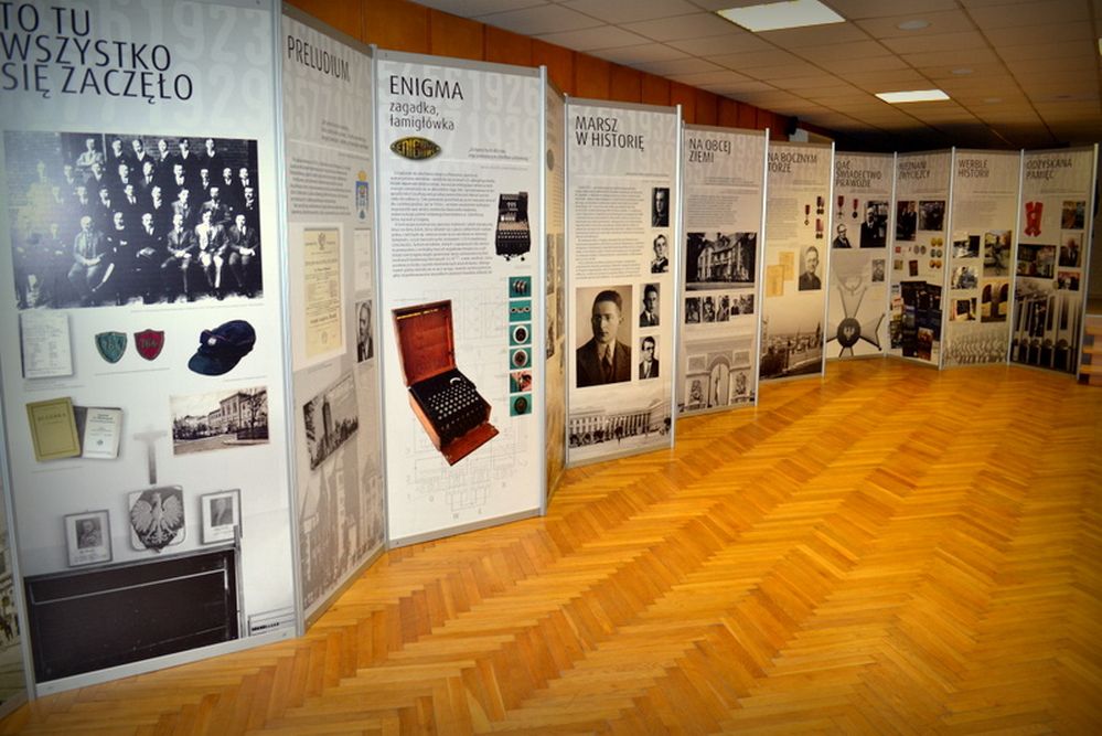 Wystawa posterowa.