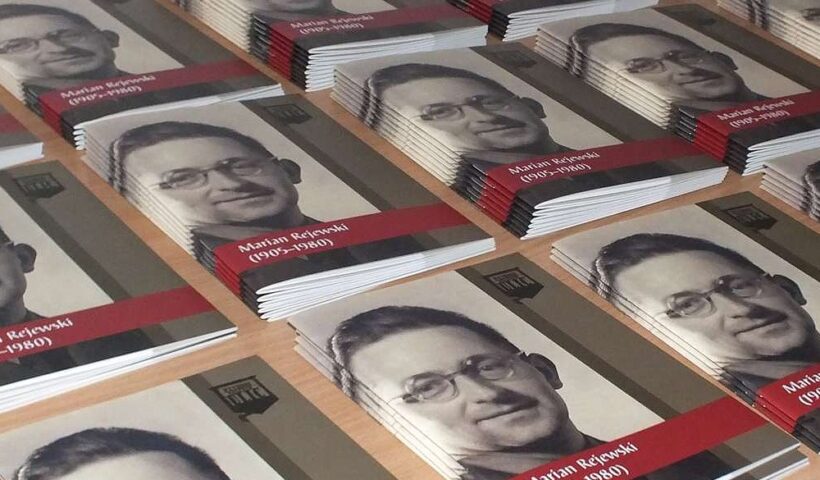 Wiele egzemplarzy broszury o Marianie Rejewskim.