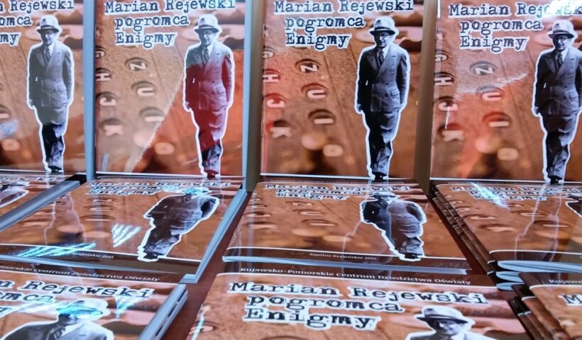 Wiele egzemplarzy tej samej publikacji o Marianie Rejewskim.