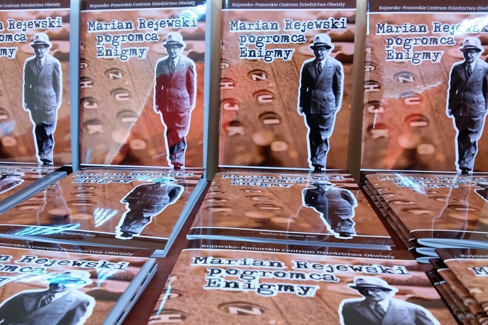 Wiele egzemplarzy tej samej publikacji o Marianie Rejewskim.