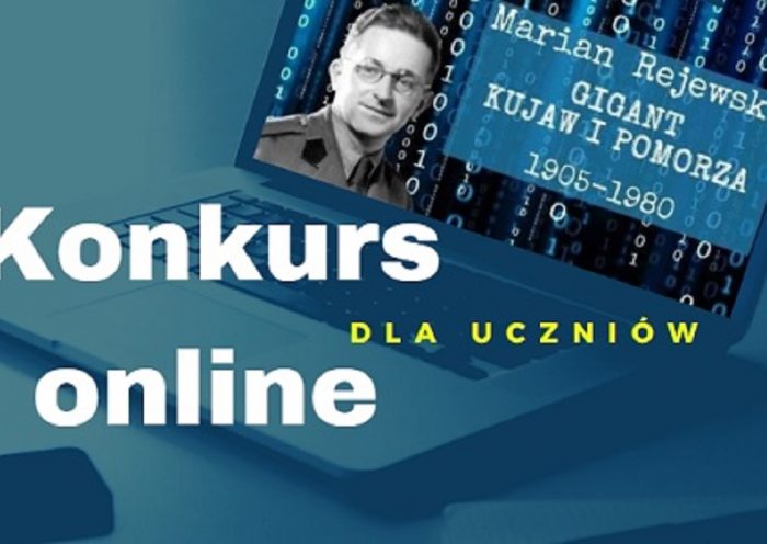 Na ekranie laptopa wizerunek kryptologa i napis "Konkurs online dla uczniów Marian Rejewski - gigant Kujaw i Pomorza".