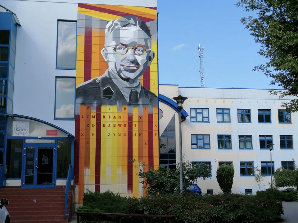 Mural z wizerunkiem Mariana Rejewskiego na ścianie szkoły.