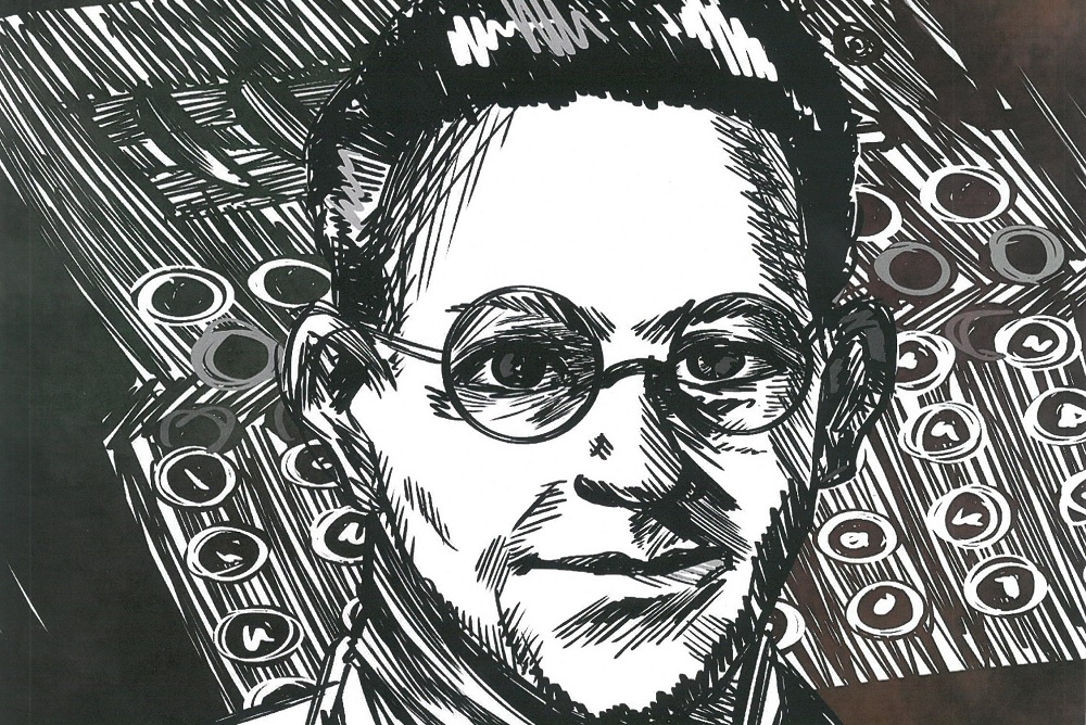 Czarno-biały wizerunek mężczyzny w okrągłych okularach. Za nim klawisze maszyny Enigma.