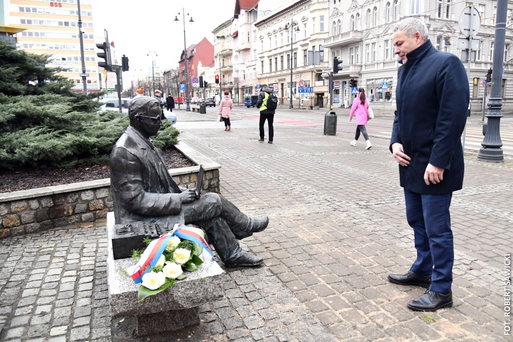 Prezydent Bydgoszczy składa kwiaty na " Ławeczce Rejewskiego".