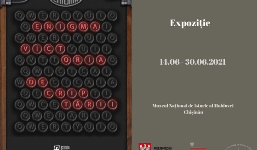 Na klawiaturze maszyny szyfrującej podświetlone klawisze tworzą napis po rumuńsku: enigma victoria de criptarii. Informacje o ekspozycji w jęz. rumuńskim.