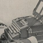 Maszyna szyfrująca SG-41 na kolanach żołnierza.
