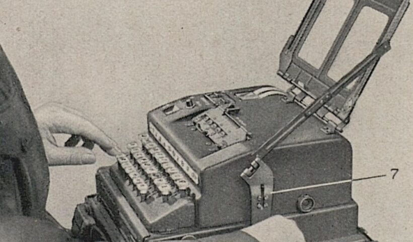 Maszyna szyfrująca SG-41 na kolanach żołnierza.