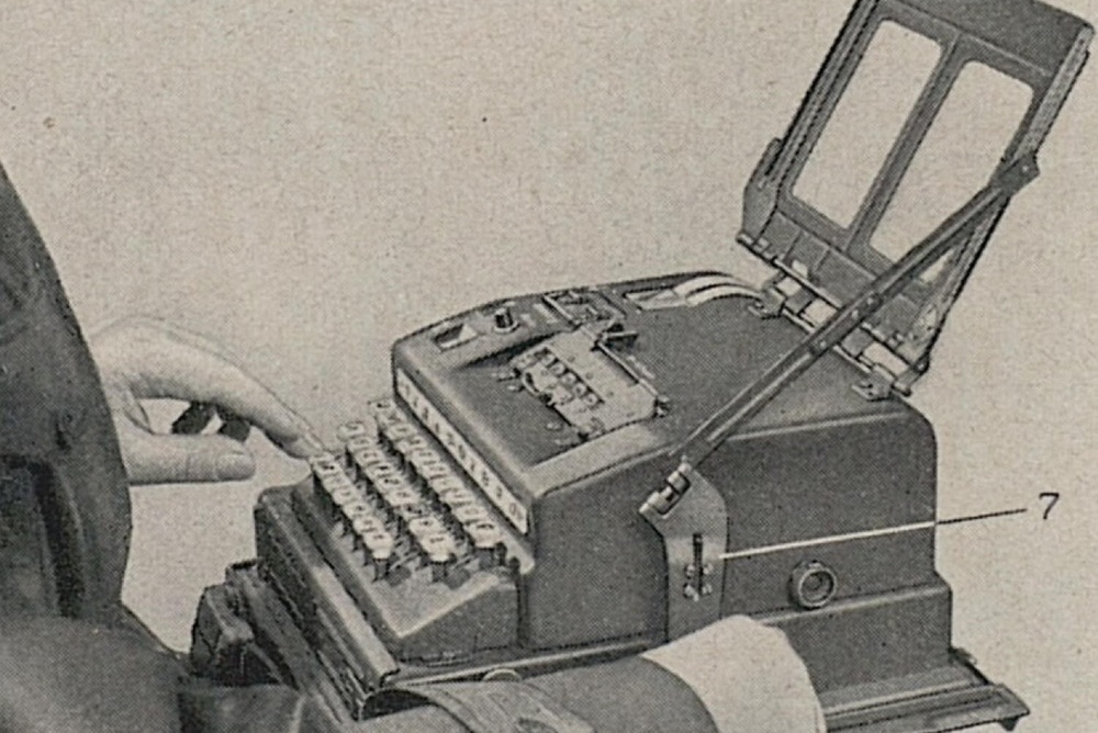 Maszyna szyfrująca SG-41 na kolanach żołnierza.