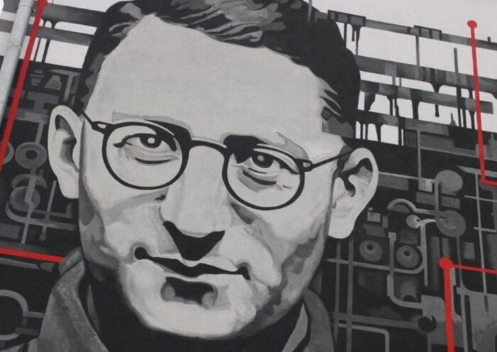 Mural z portretem mężczyzny w okularach.