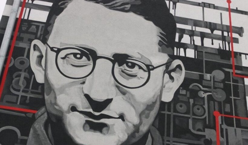 Mural z portretem mężczyzny w okularach.