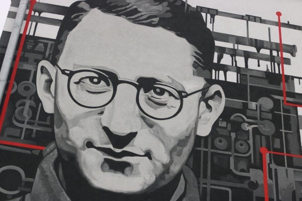 Mural z portretem mężczyzny w okularach.