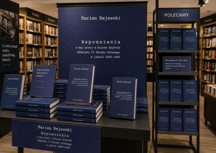 Wiele egzemplarzy "Wspomnień..." oraz banery promocyjne publikacji w księgarni.