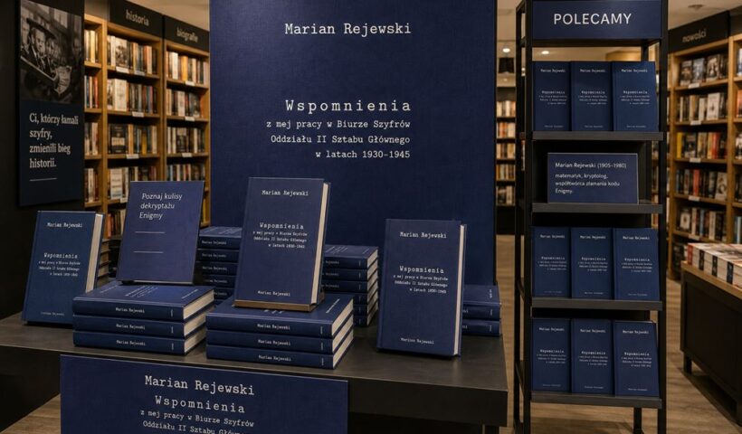 Wiele egzemplarzy "Wspomnień..." oraz banery promocyjne publikacji w księgarni.