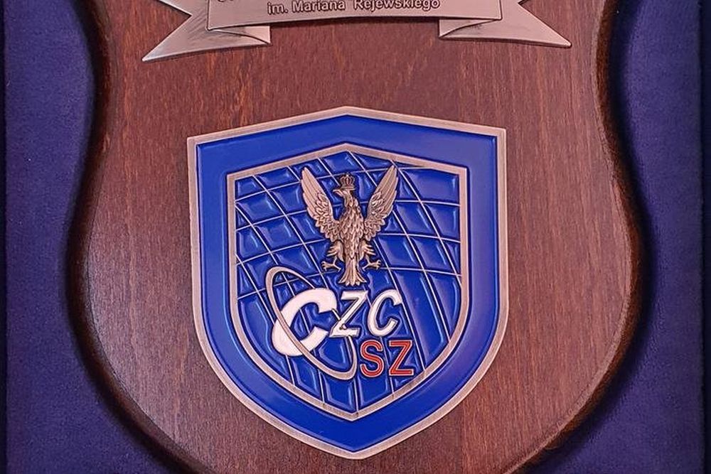 Ryngraf z orłem i literami CZC SZ (Centrum Zarządzania Cyberprzestrzenią Sił Zbrojnych im. Mariana Rejewskiego).
