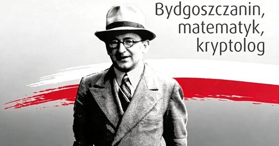 Rejewski w kapeluszu i okularach na tle barw narodowych.