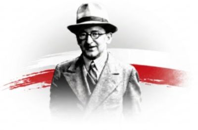 Rejewski w kapeluszu i okularach na tle barw narodowych.