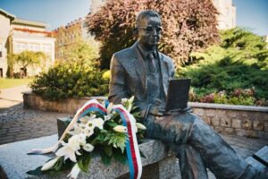 Wieniec z szarfą od prezydenta Bydgoszczy na pomniku "Ławeczka Rejewskiego".